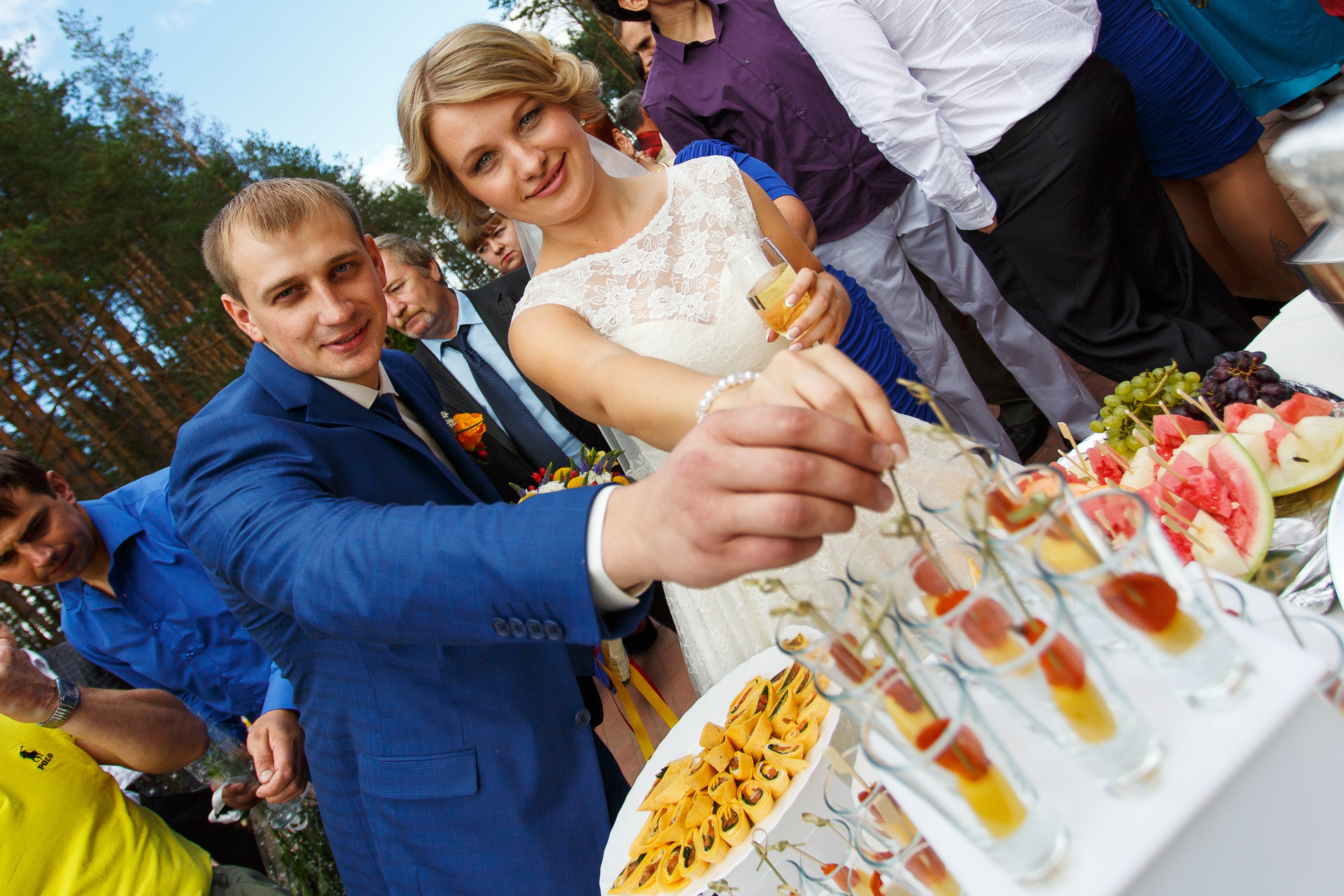 Официант на фуршете. Вадим фадеев шеф повар. Кейтеринг смоленск. Михаил жуков шеф повар. Сава шеф кейтеринг смоленск.